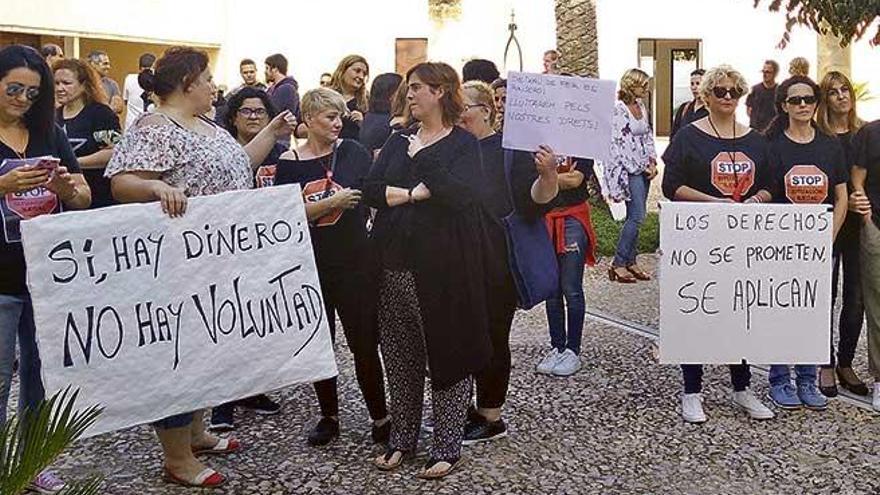 Concentración de los trabajadores en la sede de la Fundació BIT.