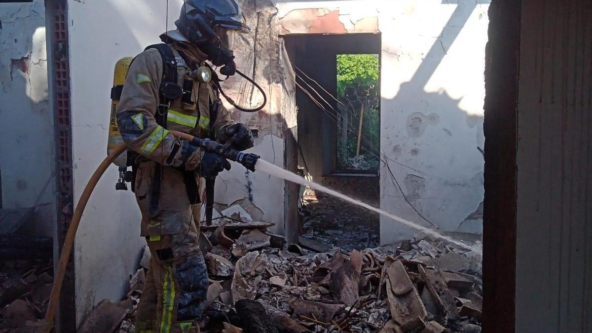 Incendio en Mazarrón | Buscan a una persona entre los escombros tras ...