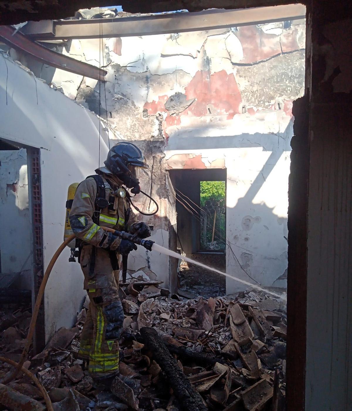 Los bomberos lograron extinguir el incendio, aunque no pudieron evitar que el inmueble colapsara