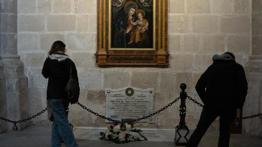 Los zamoranos rinden homenaje a Luis de Trelles en su tumba de la Catedral