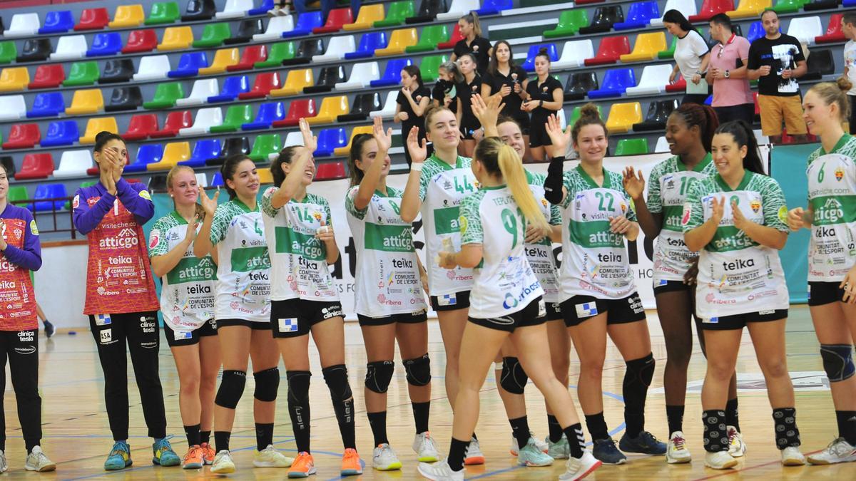 Las jugadoras del AtticGo Elche se saludan durante la presentación de un partido.