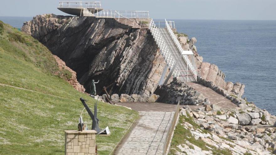 Estado actual de La Peñona, con el acceso al mirador cortado. | R. Solís