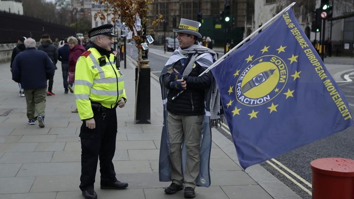 Un policía británico habla con un manifestante anti-brexit en Londres.