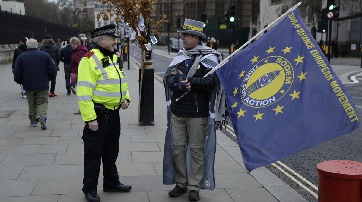 zentauroepp51632113 a police officer chats with remain in the european union  an200107191540
