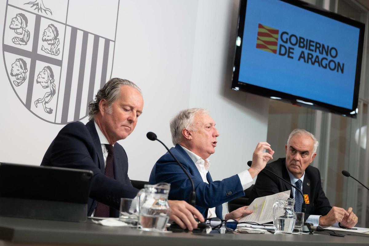 Pedro Sas (APL), Octavio López (consejero de Fomento) y Ángel Adiego (empresarios de Plaza), este lunes en rueda de prensa.