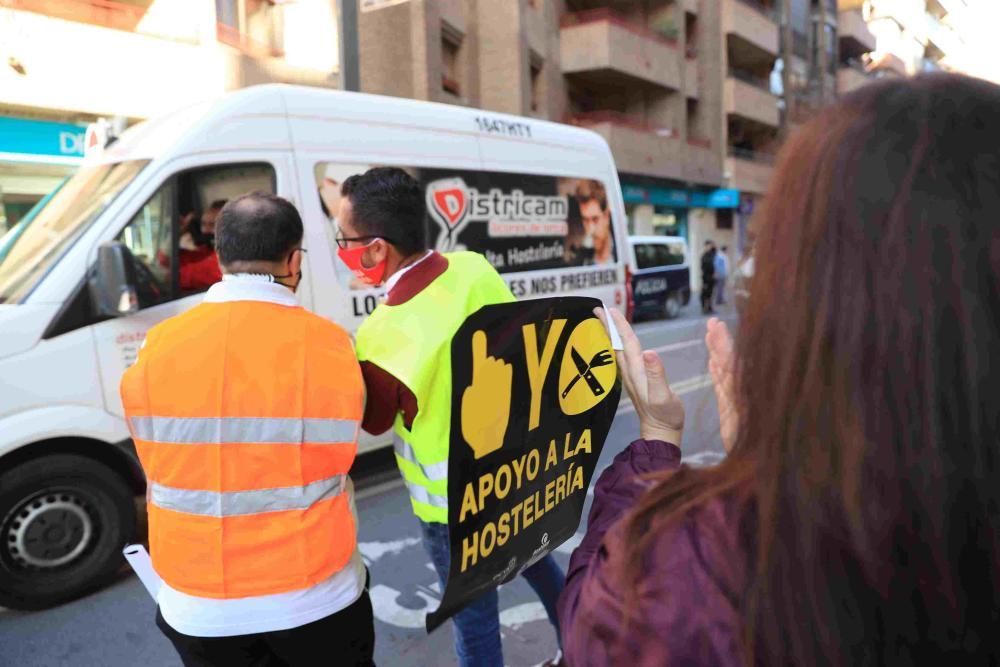 Hosteleros colapsan el centro de Lorca reclamando la apertura de sus negocios