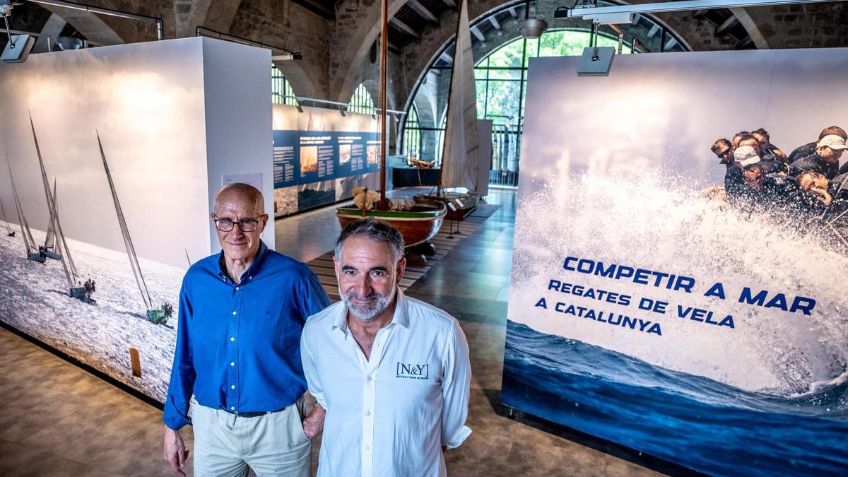 Santi Serrat y Diego Yriarte, comisarios de la exposición sobre la historia de las regatas en el Museu Marítim.