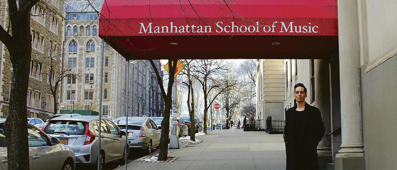 Fabio Álvarez, ante su escuela en Manhattan.