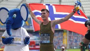 Jakob Ingebrigtsen bate el récord del mundo de los 3.000 metros