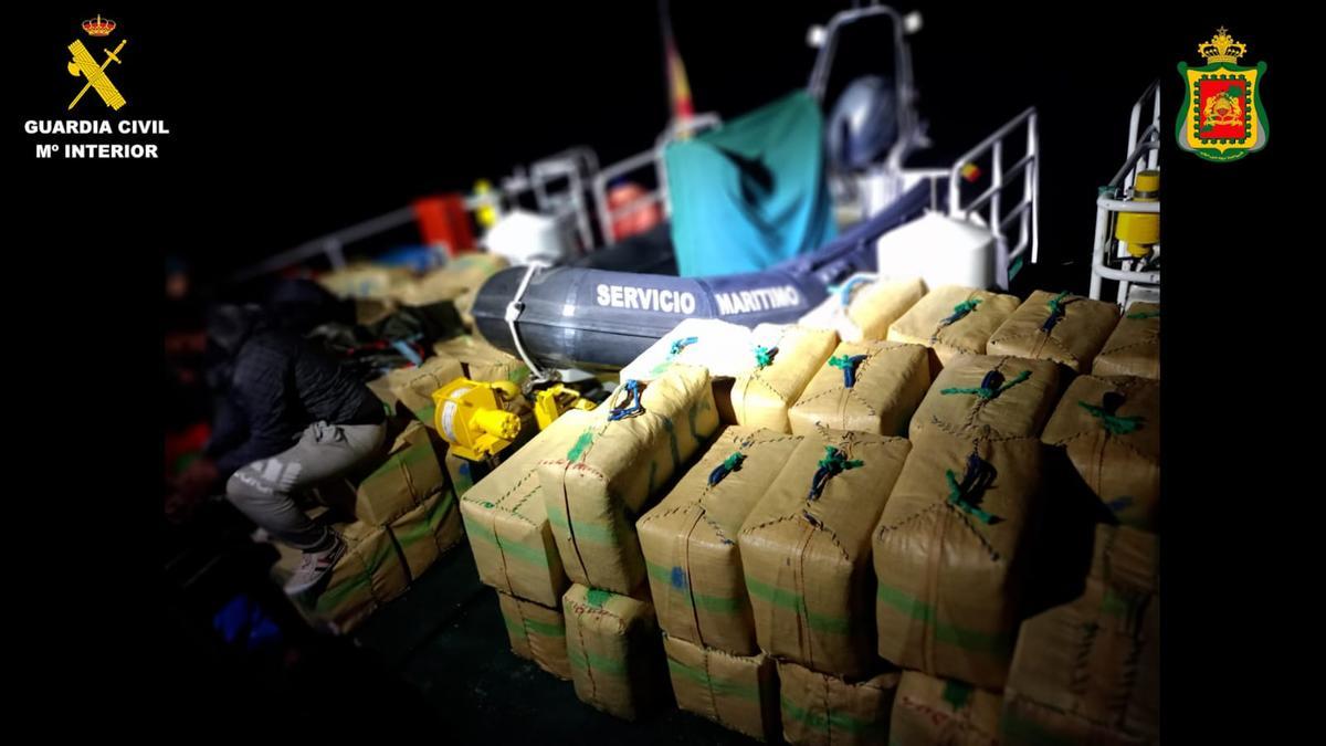 Intervienen más de cuatro toneladas de hachís en dos embarcaciones que circulaban cerca de Canarias