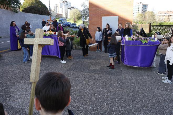 El Vía Crucis infantil en la parroquia de San Juan XXIII de Viesques, en imágenes