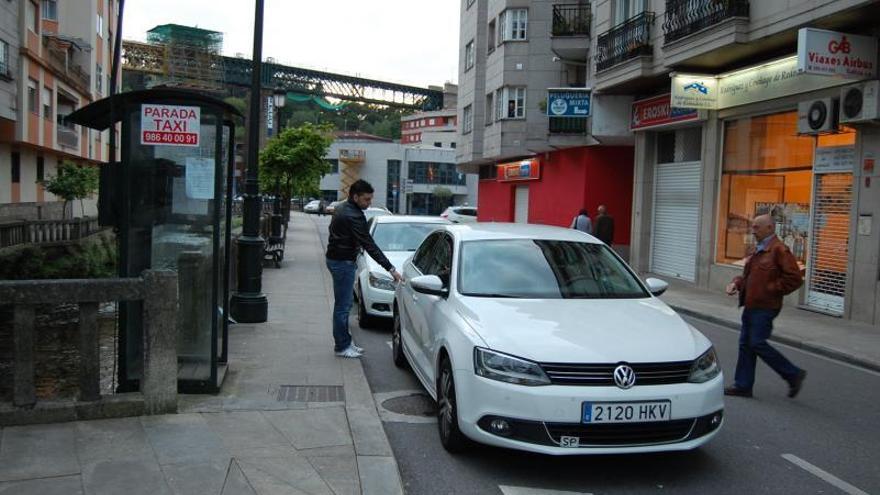 Parada de taxis de la Praza de Ribadavia, en el centro de Redondela.  // Faro