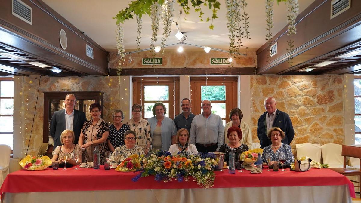Homenajeados, directivos y representantes municipales en el acto.