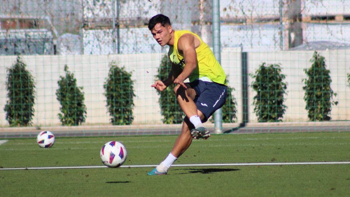 Antonio Espigares, central del Villarreal B, entre los que siguen en el equipo del Draft 2024.