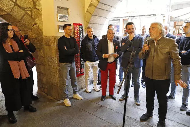 La nova placa commemorativa de la Champions a l'antic Cafè Norat
