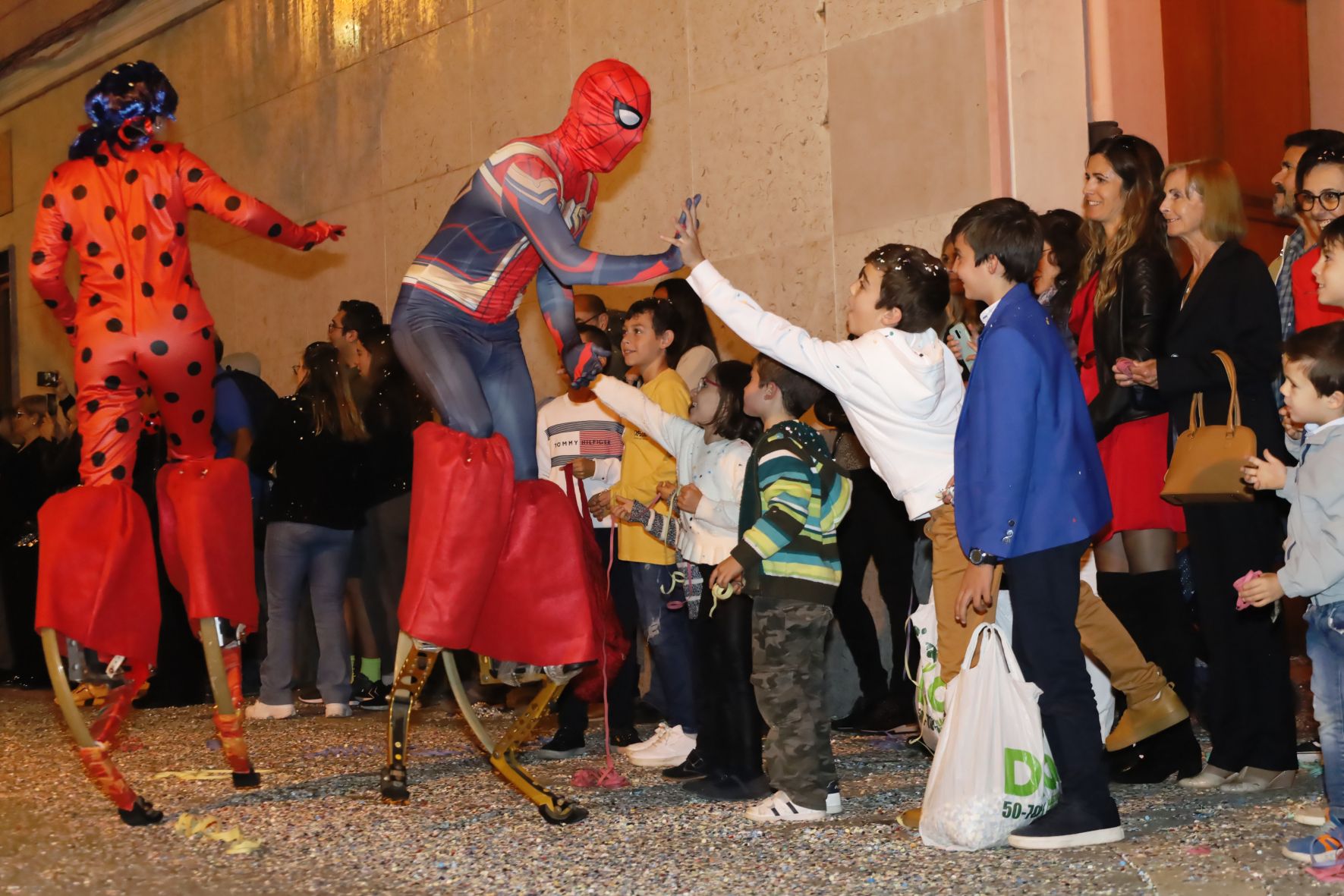 Todas las fotos del colorido desfile de carrozas de la Fira d'Onda