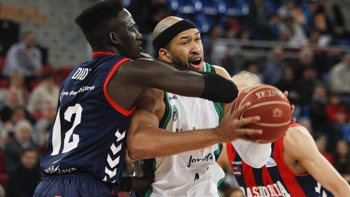 El verdinegro Jordan, con Diop, del Baskonia.