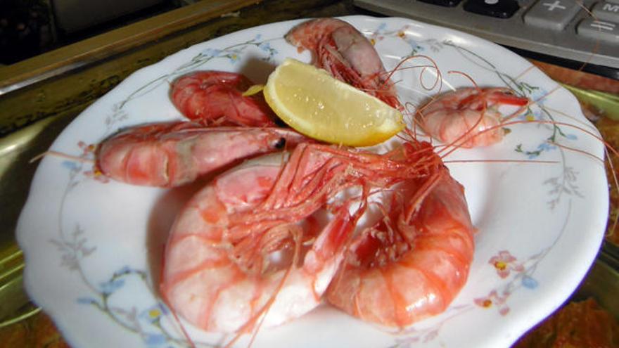 Gambas como rosquillas en el Mercat de Dénia