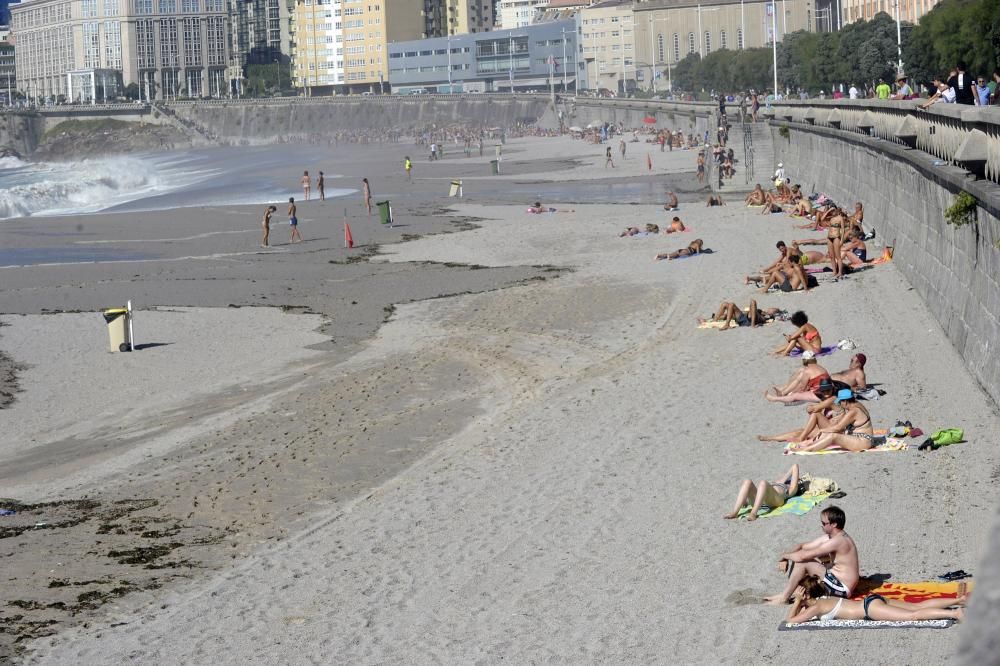 Desalojo de las playas de Riazor y Orzán