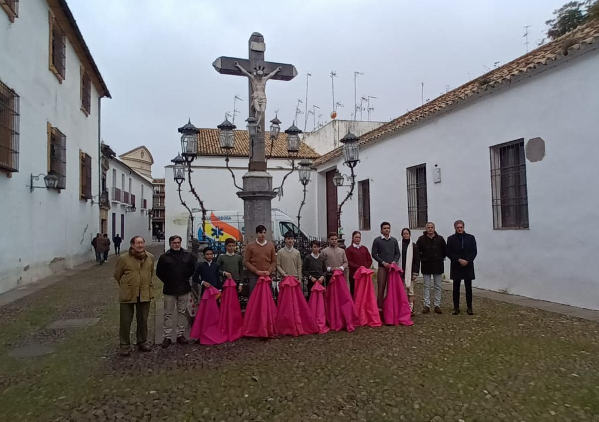 Ofrenda floral y devocional al Cristo de los Faroles por parte de alumnos de la Escuela Taurina Córdoba.
