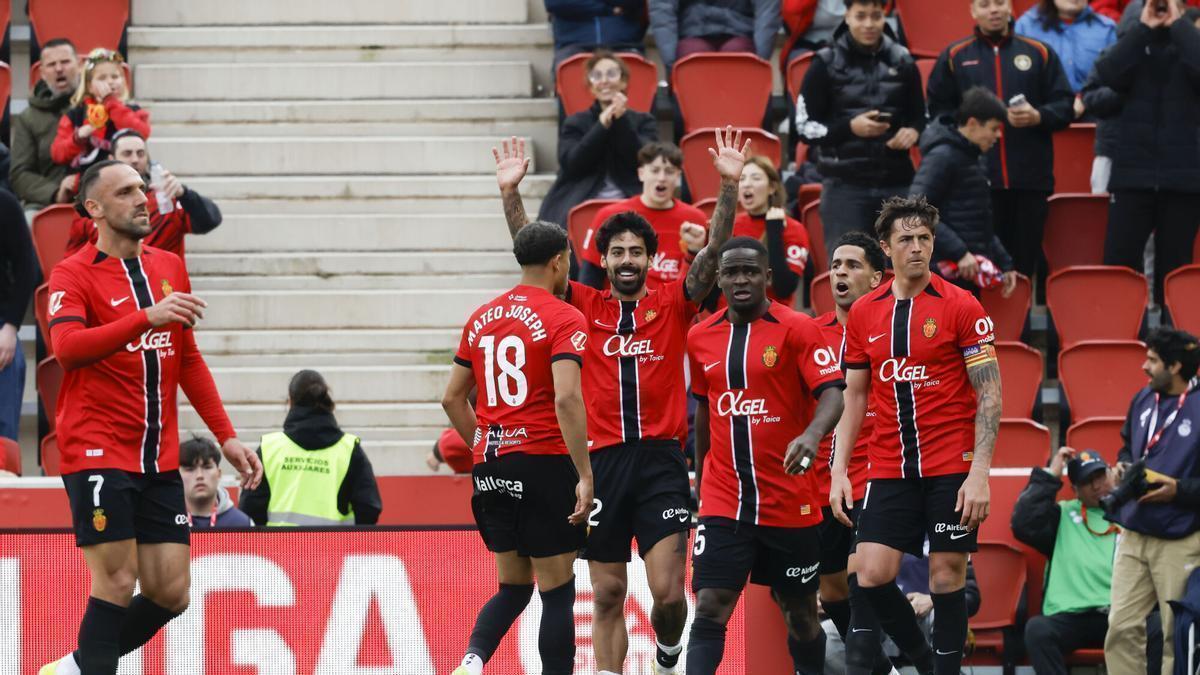 Samu Costa saluda al público tras marcar el 2-1 que le dio el triunfo al Mallorca