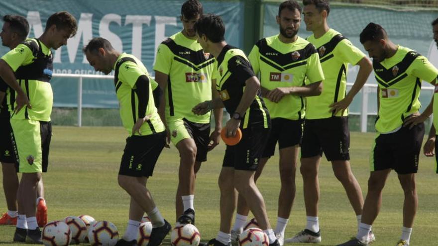 El técnico del Elche Pacheta bromea con el delantero Nino en el entrenamiento del pasado jueves.