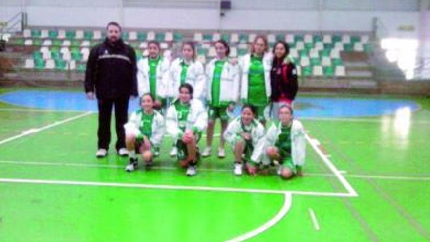 Equipo infantil femenino del Basketdez y su técnico, Lupi.