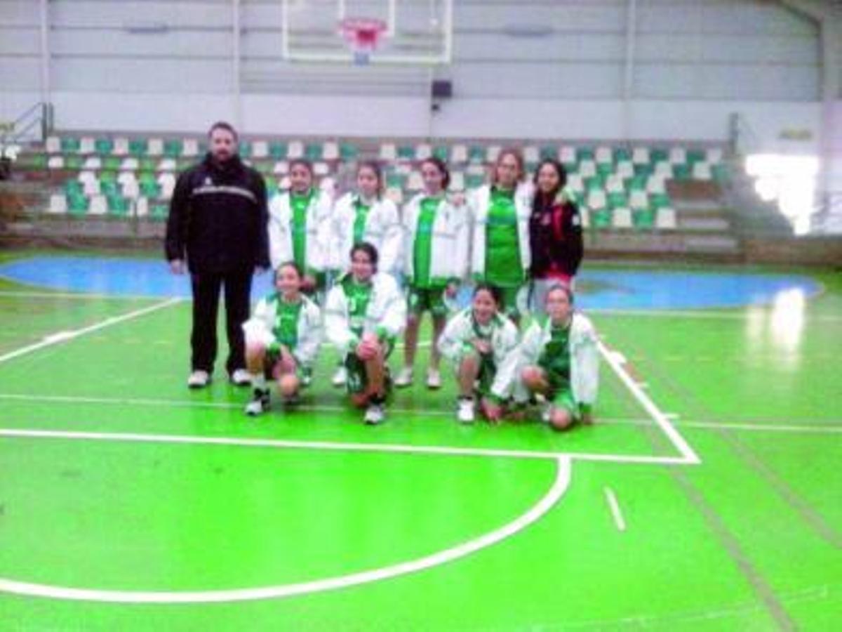 Equipo infantil femenino del Basketdez y su técnico, Lupi.