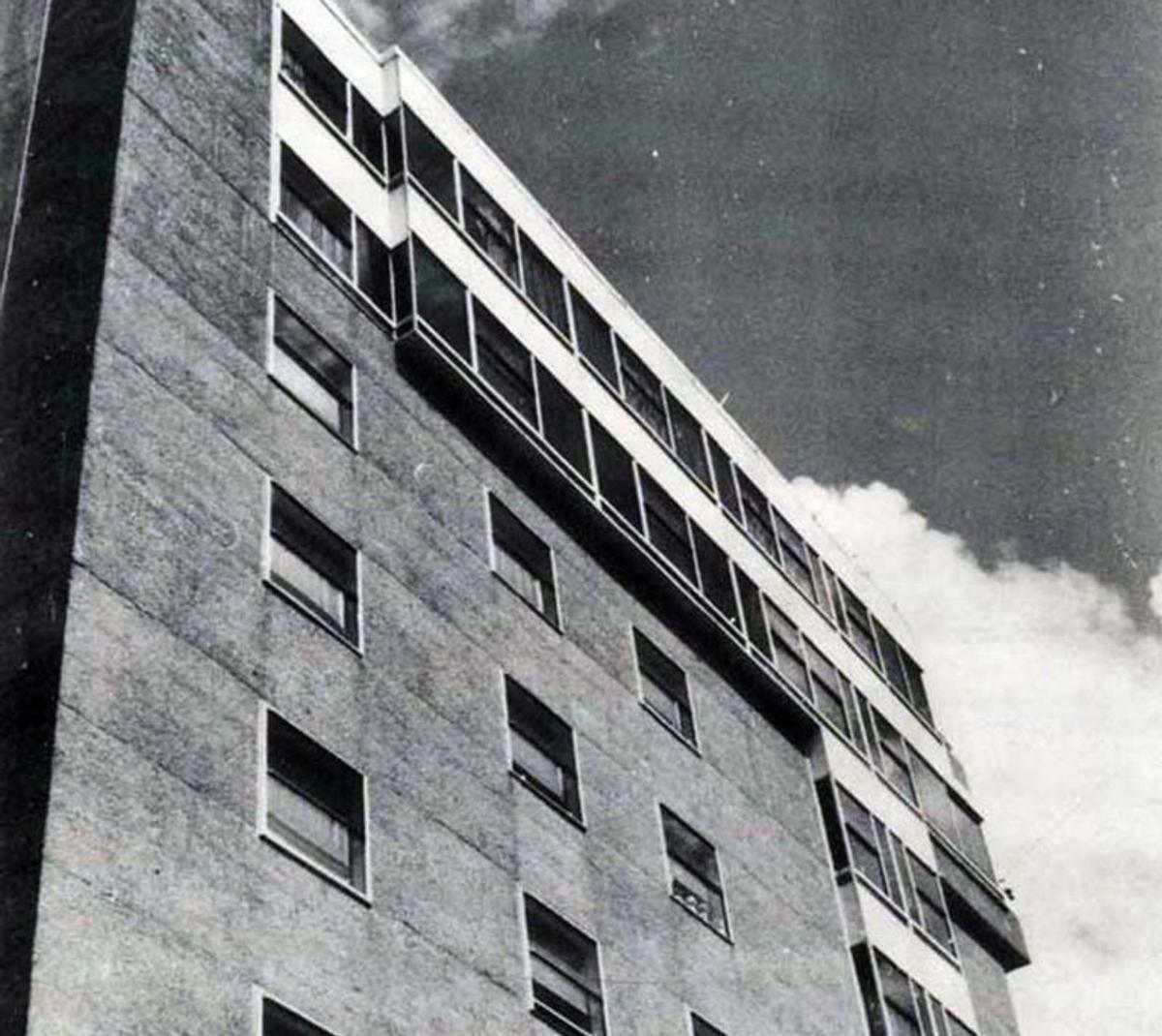 Edificio de vivendas, obra de Alejandro de  la Sota, na cidade de Pontevedra (1970). LOIS ALCAYDE DANS