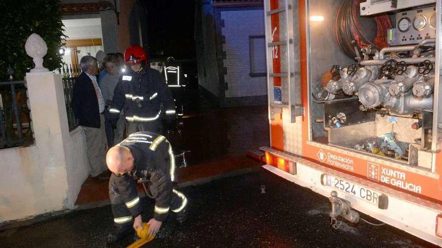 Los bomberos en el incendio ocurrido en la vivienda de A Illa de Arousa. // Noé Parga