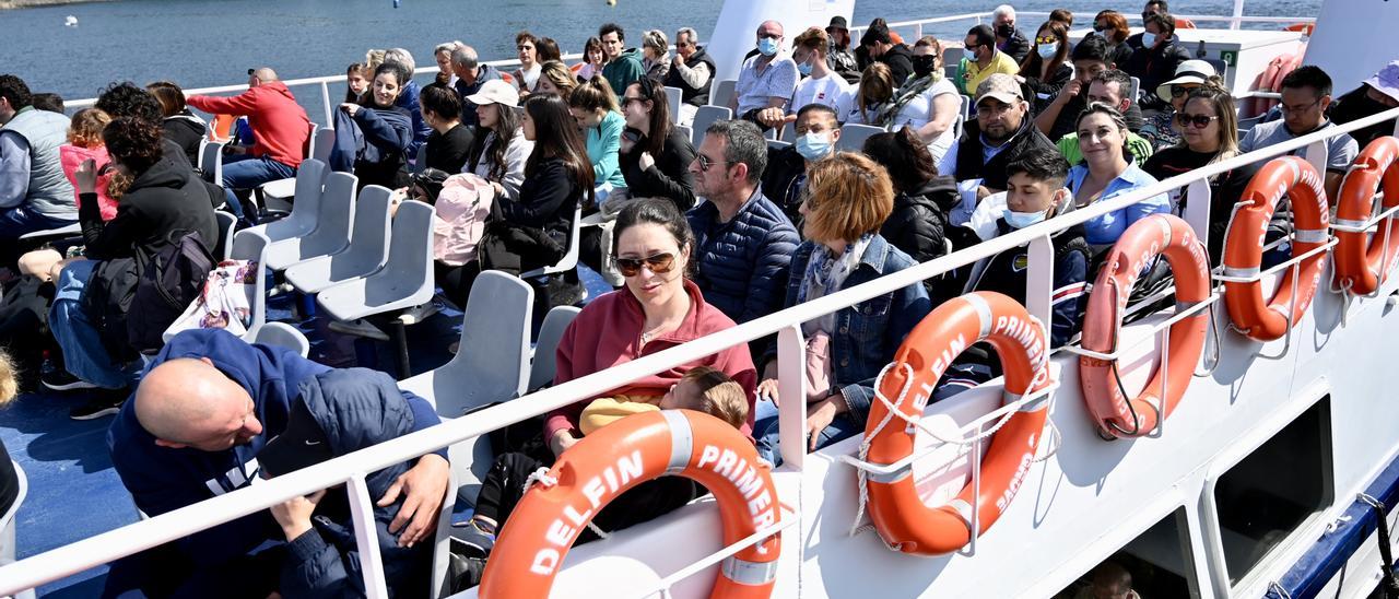 Visitantes en un barco en el puerto de Portonovo con rumbo a la isla de Ons.