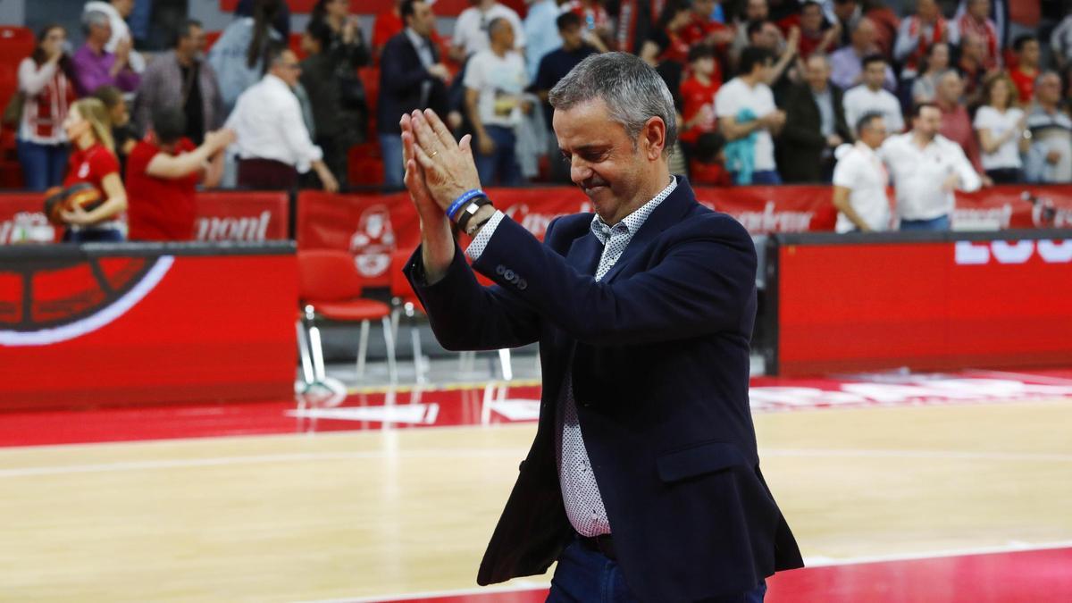 Porfirio Fisac agradece a la afición tras la victoria ante el Obradoiro.