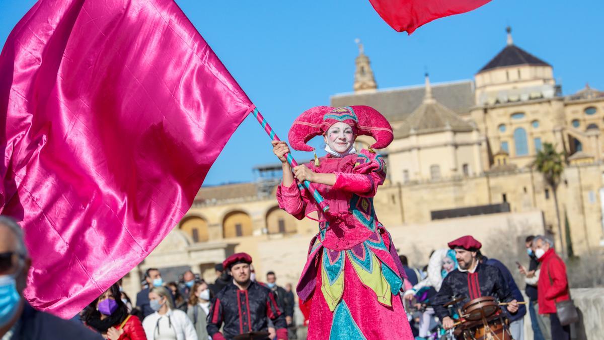 Un pasacalles multicolor inaugura el Mercado Renacentista de Córdoba