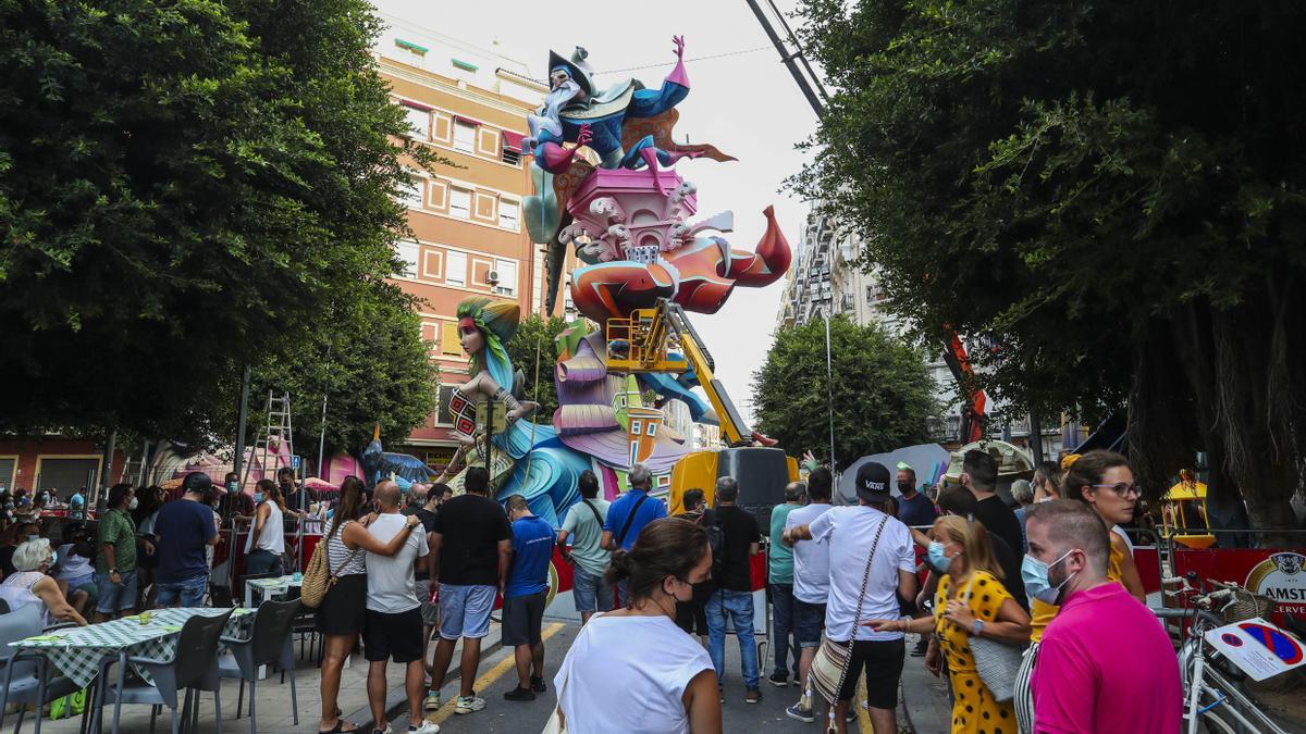 Visitantes en la falla de la calle Sueca en marzo pasado