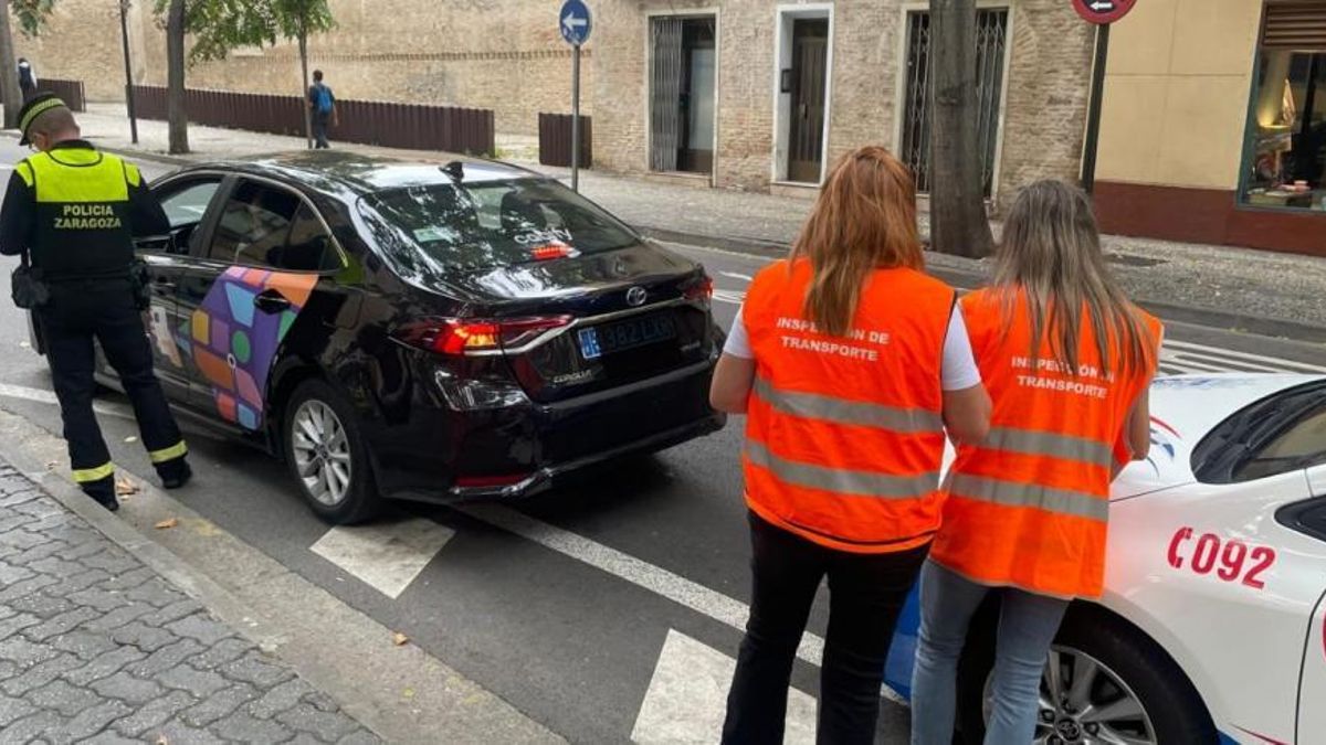 Un coche de Cabify inspeccionado por la Policía Local y técnicos de la DGA la semana pasada .