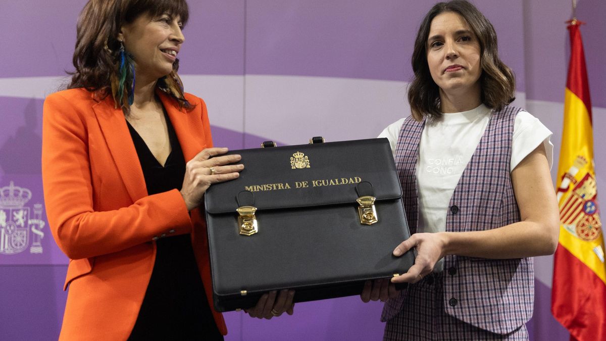 La hasta ahora ministra de Igualdad, Irene Montero, traspasa su cartera a Ana Redondo.