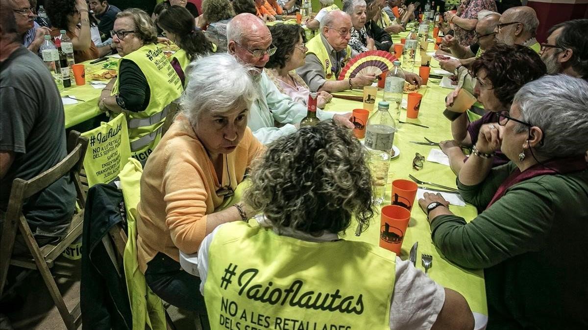 El colectivo de yayoflautas celebra su 7º aniversario con una comida comunitaria en el Ateneu L'Harmonia