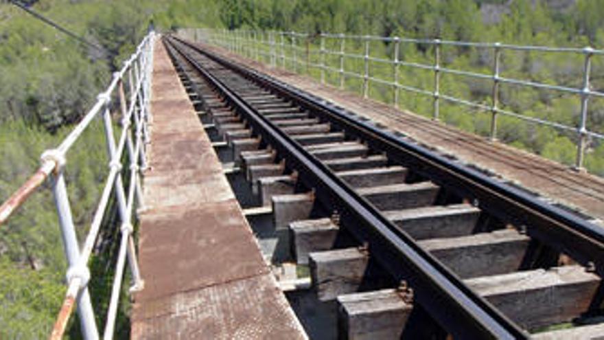 El óxido corroe los históricos viaductos del tren a Dénia