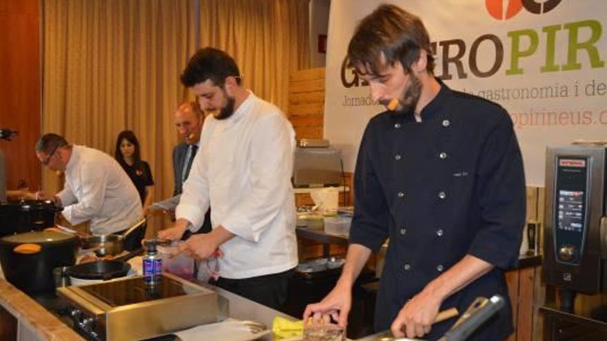 Els tres joves cuiners preparant els plats de la sessió d&#039;ahir