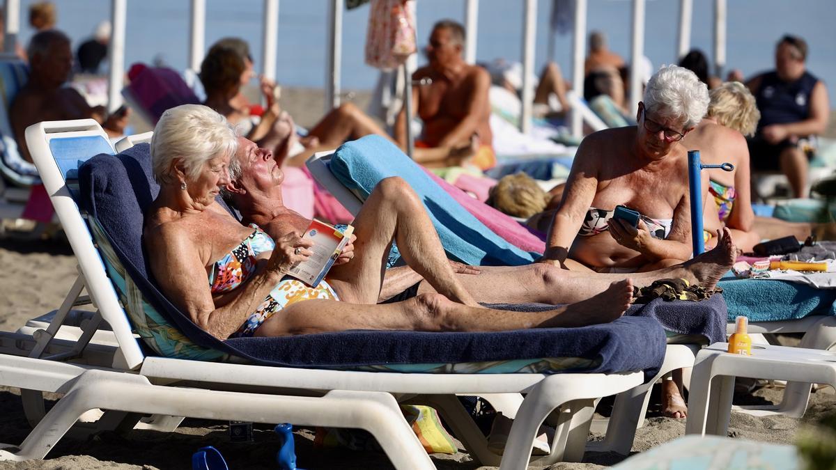 Turistas en una playa de Torremolinos, en la provincia de Málaga.