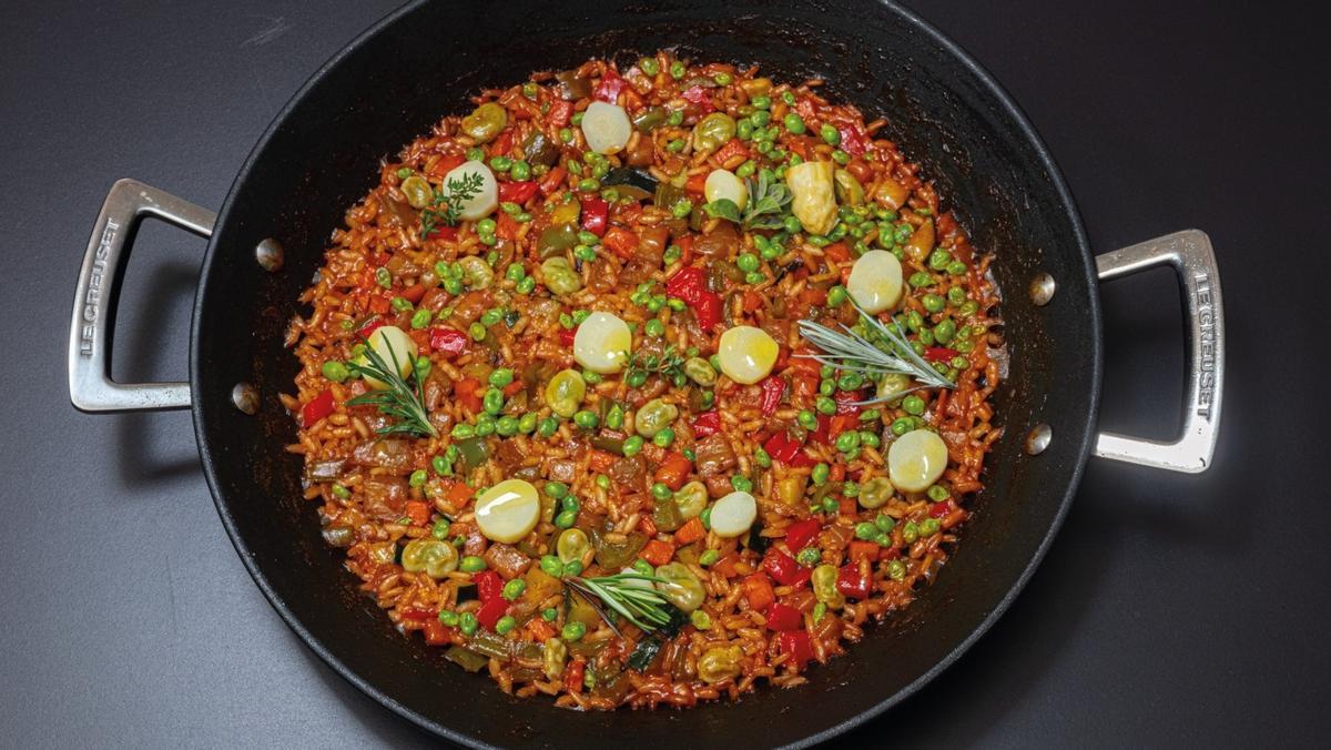 Arroz de verduras de temporada de Paco Pérez, una receta que aparece en el libro Arroces en casa. Volver a cocinar.
