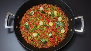 Arroz de verduras de temporada de Paco Pérez, una receta que aparece en el libro Arroces en casa. Volver a cocinar.