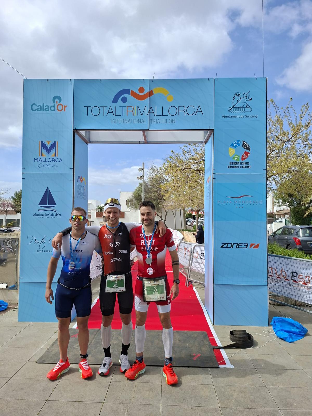 Julen Díez posa con Jaume Florit y Llorenç Soler, los tres primeros de la prueba reina.