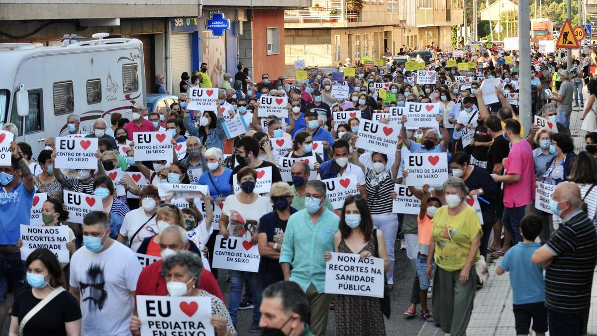 Manifestación vecinal en Seixo en defensa de la sanidad pública, el pasado verano.