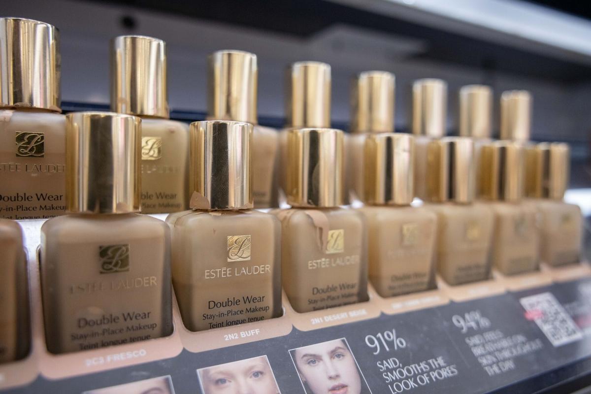 Productos de Estée Lauder en una tienda en Nueva York.