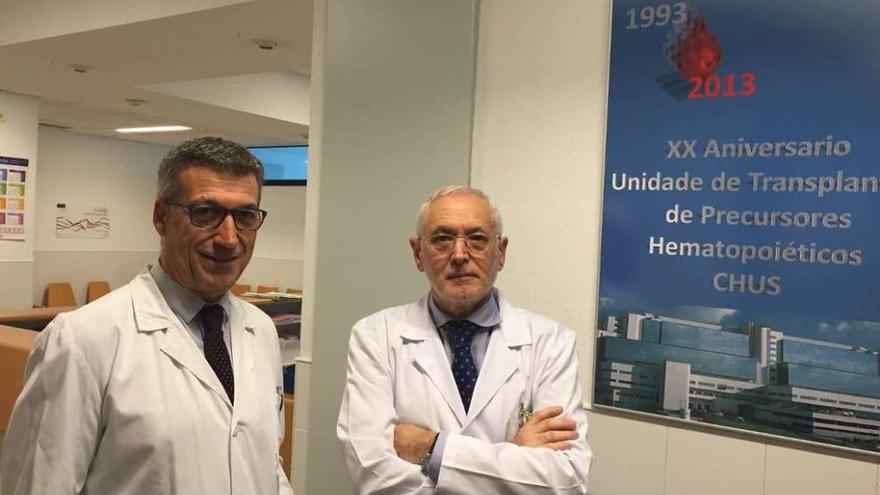 Luis Verde y José Luis Bello, ayer, en la unidad de trasplante de médula separada del hospital de día.