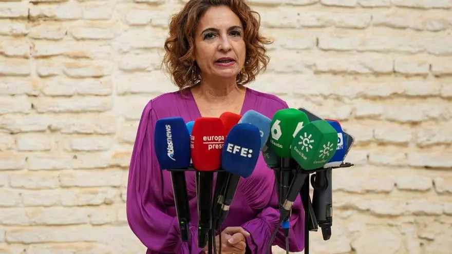 Montero asegura que el Gobierno y el PSOE "no se van a dejar chantajear por nadie"