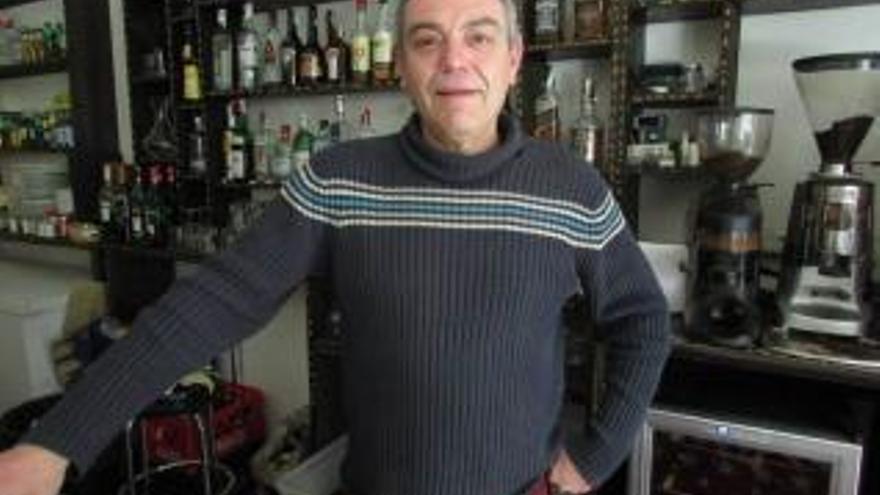 Manuel Villadangos, detrás de la barra del bar que regenta en Asturias.