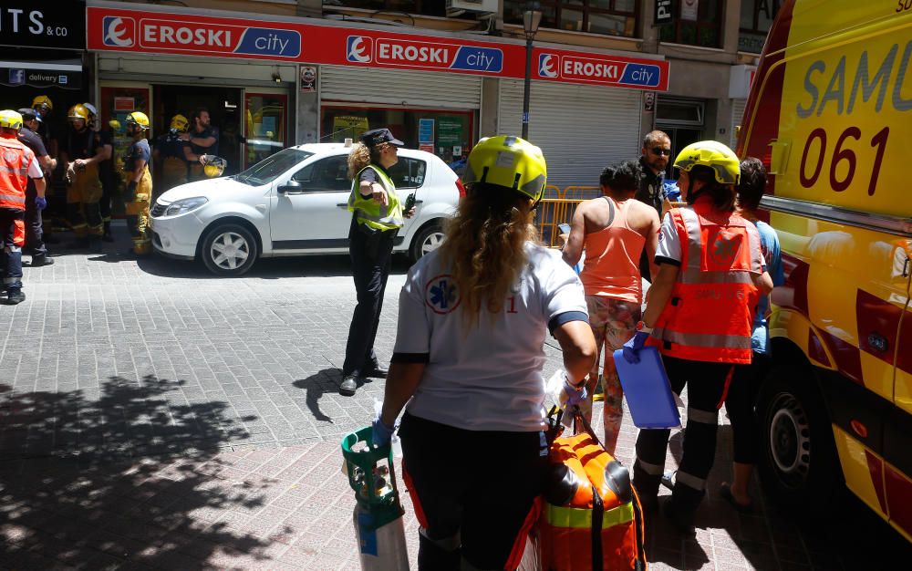 Siete heridos al derrumbarse el techo de un supermercado en la calle Bonaire