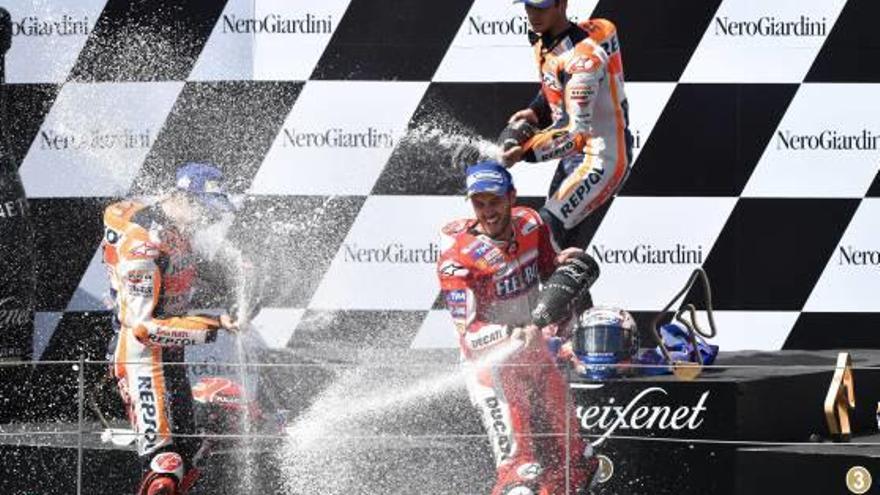 Dovizioso, Márquez i Pedrosa, celebrant el seu podi a Àustria amb cava.